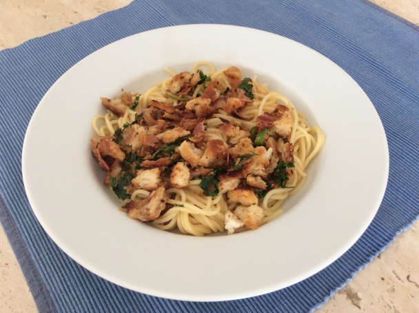 Špagety s opečeným chlebom, slaninou a čili (fotorecept) - obrázok 4