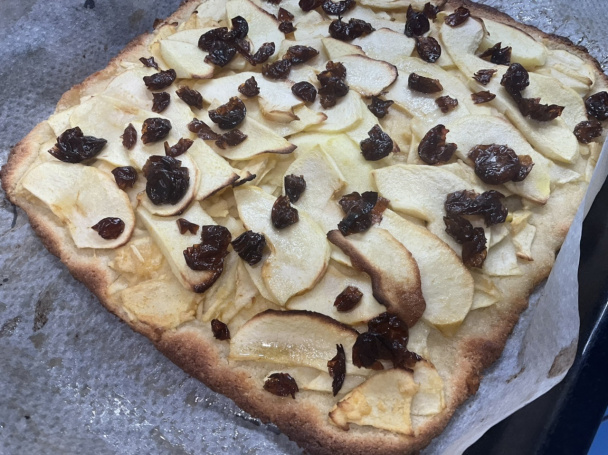 Mandľovo-jablkový koláč (Coca de poma amb panses) (fotorecept) - obrázok 4