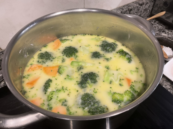 Brokolicová polievka s čedarom - obrázok 2