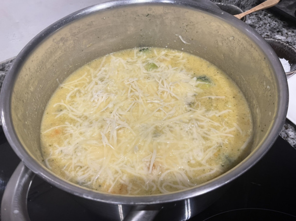 Brokolicová polievka s čedarom - obrázok 3