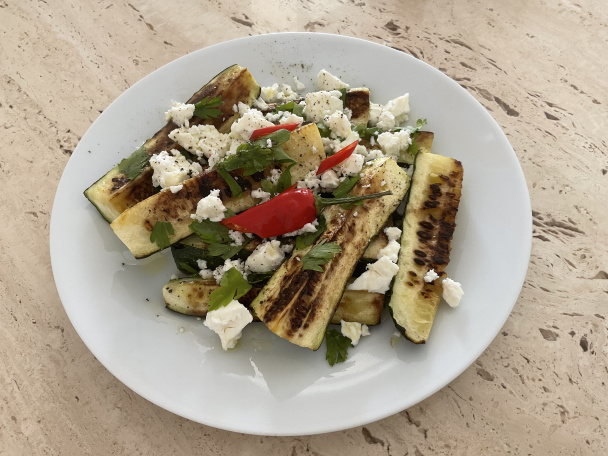 Teplý cuketový šalát s fetou (fotorecept) - obrázok 3