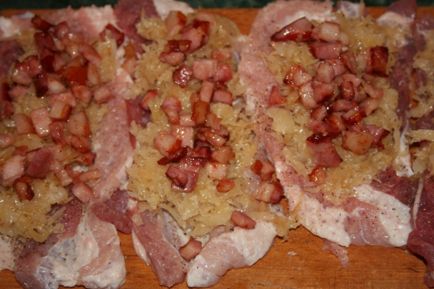 Bravčové závitky plnené kyslou kapustou a oškvarkami - obrázok 3