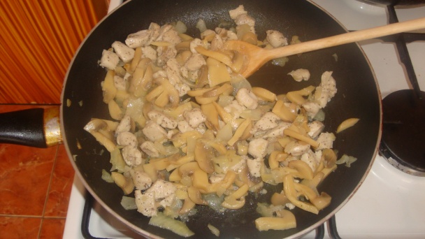 Rýchle smotanovo-syrové cestovinky s kuracím mäskom - obrázok 4