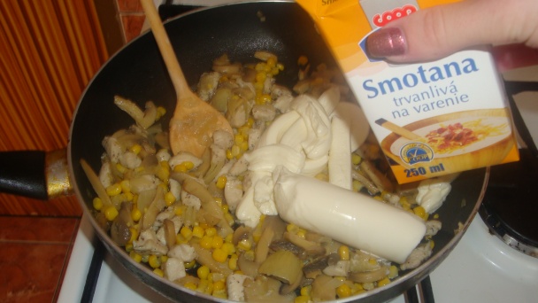 Rýchle smotanovo-syrové cestovinky s kuracím mäskom - obrázok 6