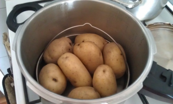 Zemiaky plnené bryndzovou plnkou zapečené (fotorecept) - obrázok 1