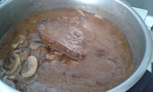 Hovädzie mäso so šampiňónmi v horčicovej omáčke - obrázok 1