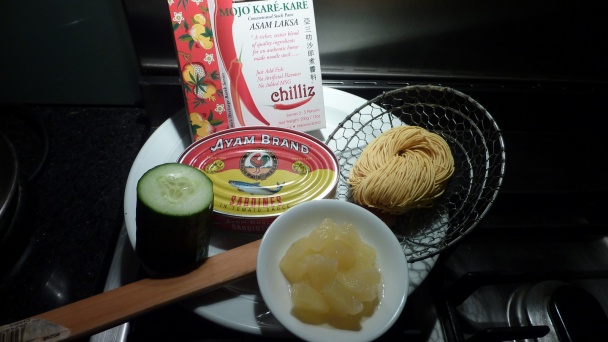 Laksa alebo polievka zo sto surovín aj sardiniek aj ananásu - obrázok 1