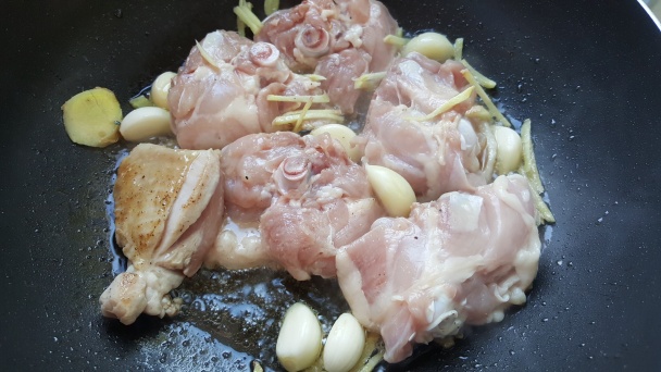 Trojhrnčekové kurča (San Bei Ji) - obrázok 4