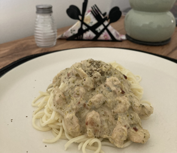 Špagety s kuracím mäsom, brokolicou a nivovou omáčkou - obrázok 5