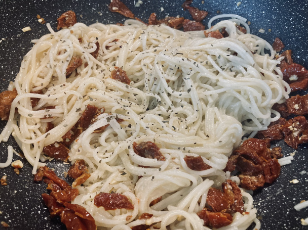 Cestoviny so sušenými paradajkami a syrom (fotorecept) - obrázok 3