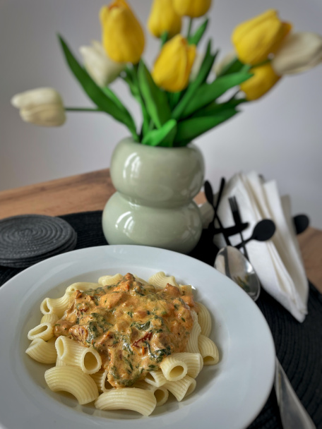 Cestoviny s kuracím mäsom, sušenými paradajkami a špenátom (fotorecept) - obrázok 6