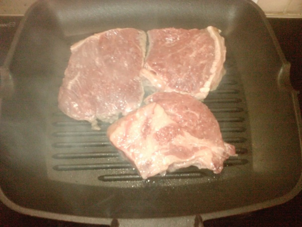 Pikantný steak s opekanými zemiakmi (fotorecept) - obrázok 2