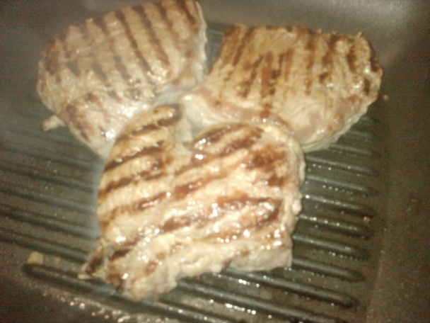 Pikantný steak s opekanými zemiakmi (fotorecept) - obrázok 3