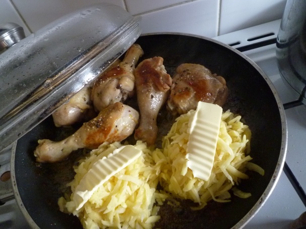 2 v jednom: Pečené kuracie stehná, kopček zemiakov (fotorecept) - obrázok 5