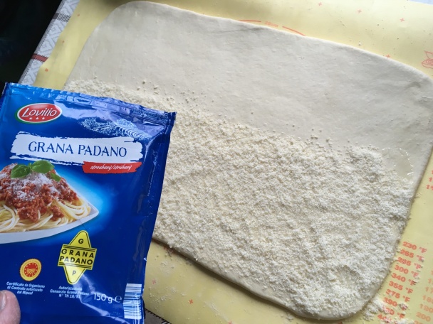 Vrtuľky s bryndzou len tak k vínečku namiesto pagáčov (fotorecept) - obrázok 3