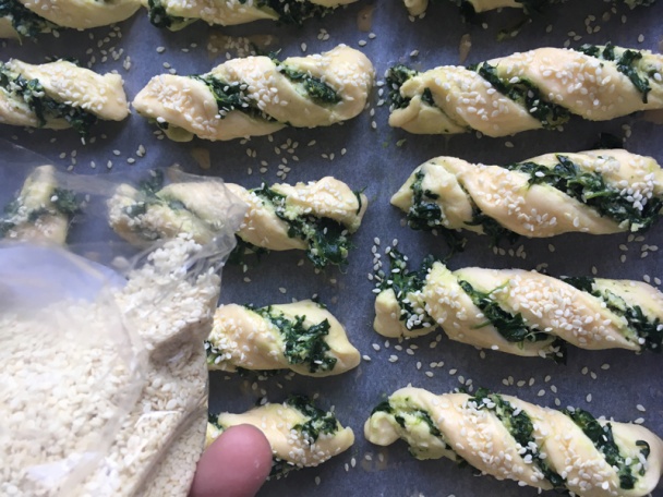 Cesnakovo-špenátové vrtuľky len tak k vínečku, namiesto pagáčikov (fotorecept) - obrázok 10