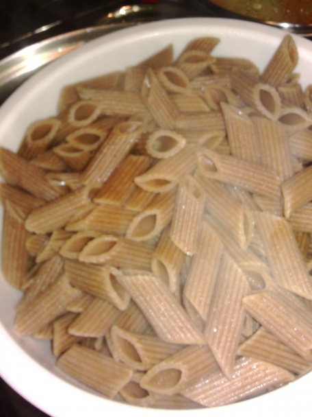 Cestoviny Penne na špenáte, červenej paprike s morčacími rezančekmi (fotorecept) - obrázok 1