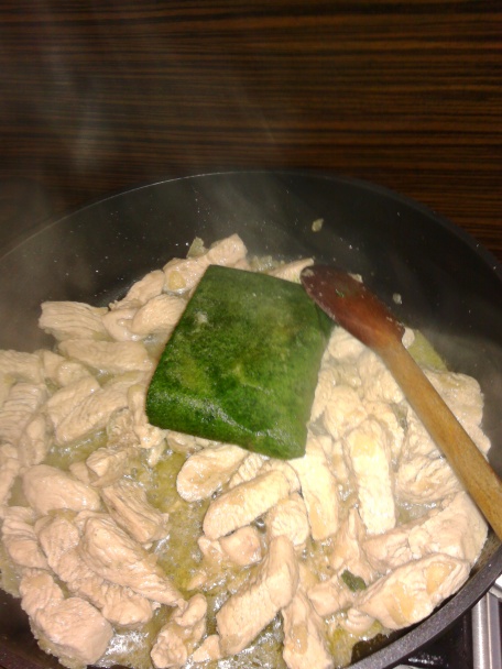 Cestoviny Penne na špenáte, červenej paprike s morčacími rezančekmi (fotorecept) - obrázok 2