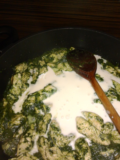 Cestoviny Penne na špenáte, červenej paprike s morčacími rezančekmi (fotorecept) - obrázok 3