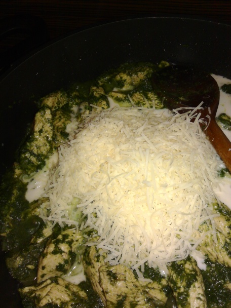 Cestoviny Penne na špenáte, červenej paprike s morčacími rezančekmi (fotorecept) - obrázok 4