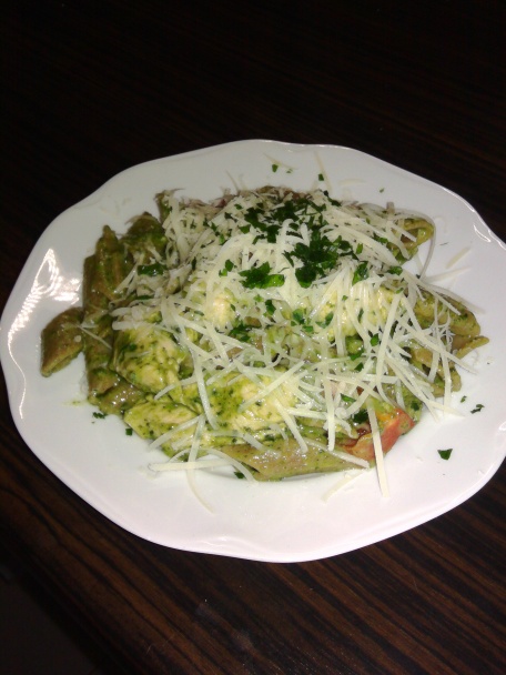 Cestoviny Penne na špenáte, červenej paprike s morčacími rezančekmi (fotorecept) - obrázok 6