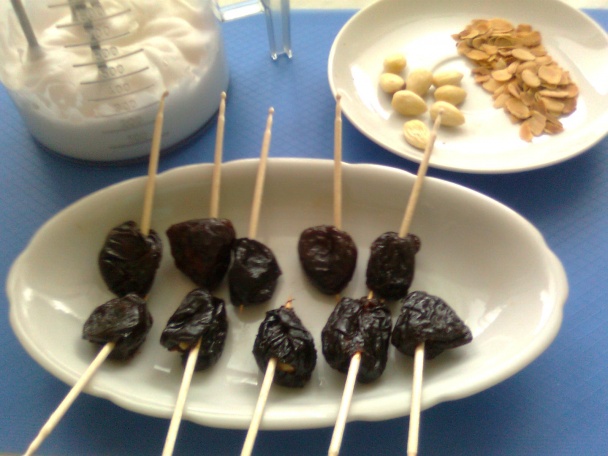 Sušené slivky s mandľou v kokosovom cestíčku (fotorecept) - obrázok 2