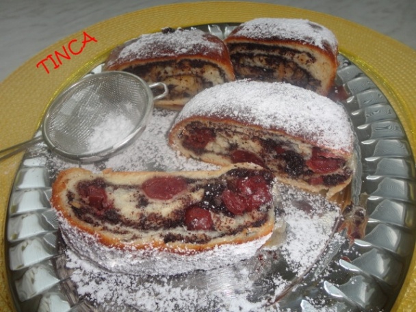 Kysnutý makovník s višňami - obrázok 5