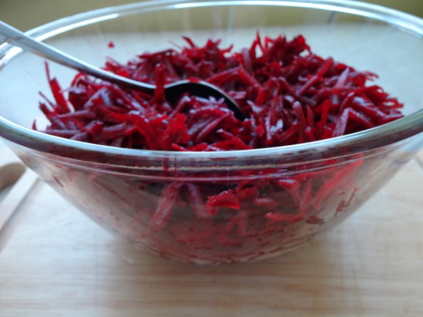 Šalát z červenej repy, hrozna, chrenu a vlašských orechov (fotorecept) - obrázok 2