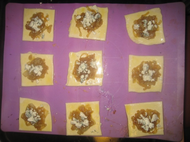 Kocky s karamelizovanou cibuľou a Nivou (fotorecept) - obrázok 5