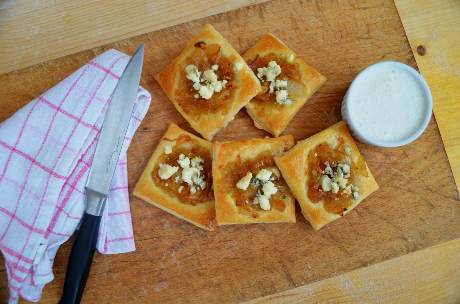 Kocky s karamelizovanou cibuľou a Nivou (fotorecept) - obrázok 6