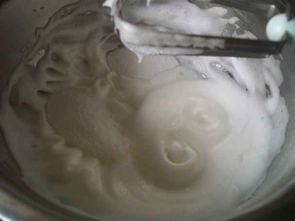 Jahodová torta s penou z bielej čokolády (fotorecept) - obrázok 1