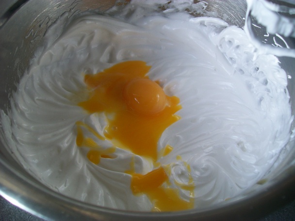 Jahodová torta s penou z bielej čokolády (fotorecept) - obrázok 2