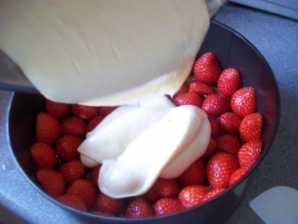 Jahodová torta s penou z bielej čokolády (fotorecept) - obrázok 10