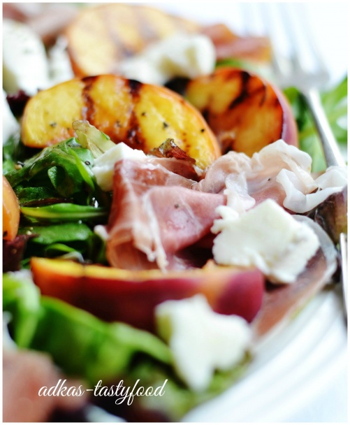 Prosciutto, mozzarella a grilovaná broskyňa - obrázok 1