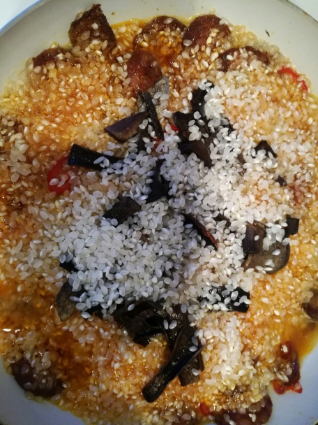 Klobásková paella s hubami - obrázok 3