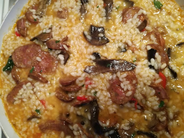 Klobásková paella s hubami - obrázok 5