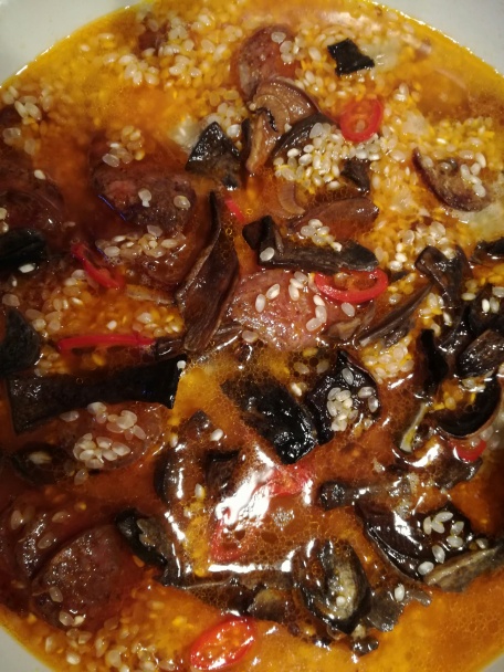 Klobásková paella s hubami - obrázok 4