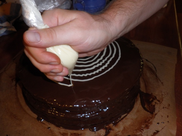 Mramorová gaštanová torta s ovocím - obrázok 8