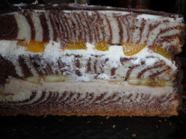 Mramorová gaštanová torta s ovocím - obrázok 11