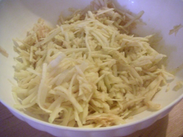 Šťavnatý jablkový koláč s orechmi - obrázok 1