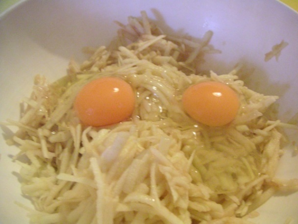 Šťavnatý jablkový koláč s orechmi - obrázok 2