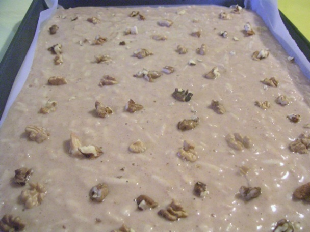 Šťavnatý jablkový koláč s orechmi - obrázok 3