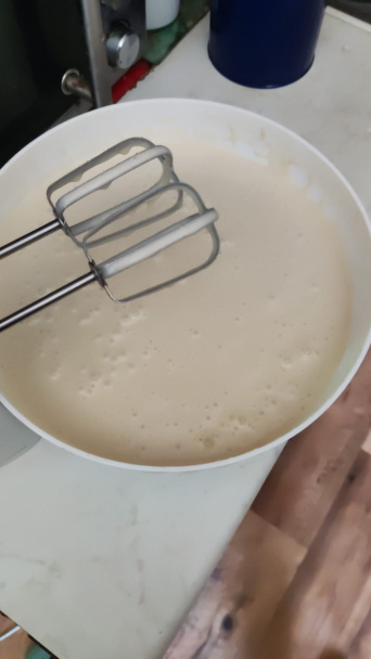 Piškótový koláč s lahodným krémom a ovocím  - obrázok 1