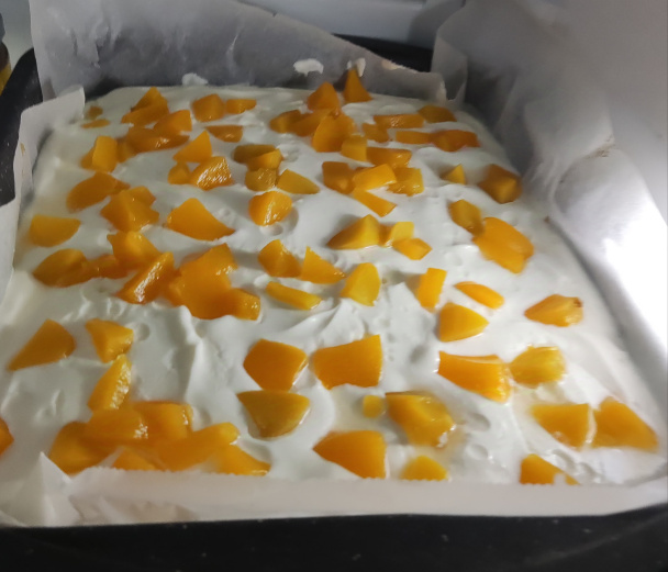 Piškótový koláč s lahodným krémom a ovocím  - obrázok 5