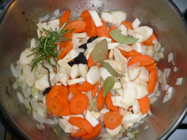 Hovädzie na zelenine s pečenou knedľou (fotorecept) - obrázok 4