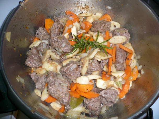 Hovädzie na zelenine s pečenou knedľou (fotorecept) - obrázok 7