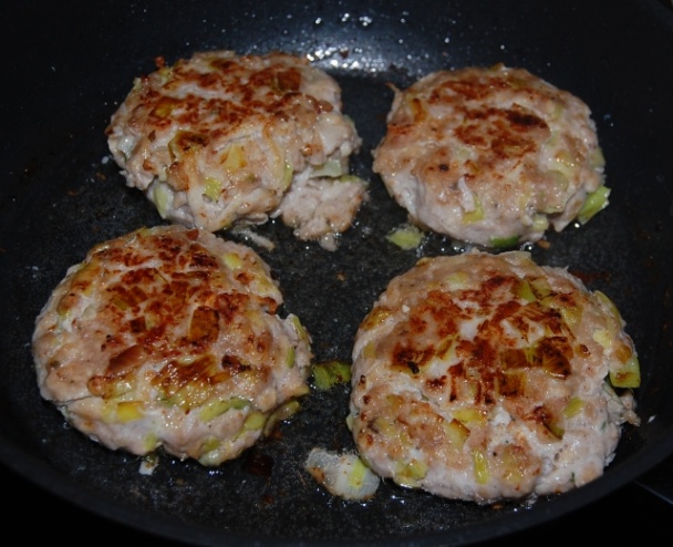 Štavnaté bravčové burgery s jablkom a pórom - obrázok 3