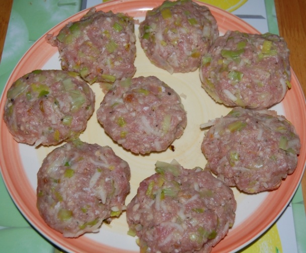 Štavnaté bravčové burgery s jablkom a pórom - obrázok 2