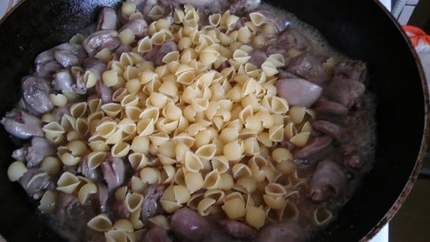 Kuracie srdiečka s koriandrom a cestovinou v jednom hrnci - obrázok 1