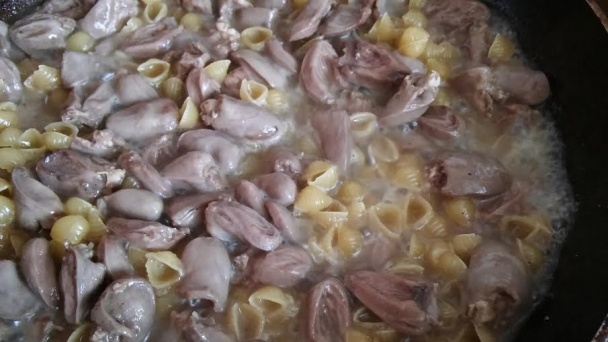 Kuracie srdiečka s koriandrom a cestovinou v jednom hrnci - obrázok 2